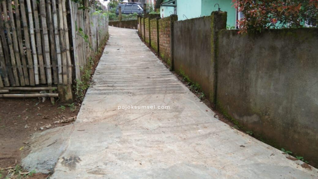 Lorong bersama RT 14 baru mendapat pengerasan jalan cor beton bantuan CSR PTBA 2