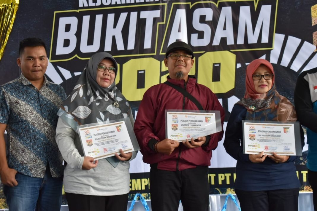 Penghargaan diberikan kepada masing-masing sekolah