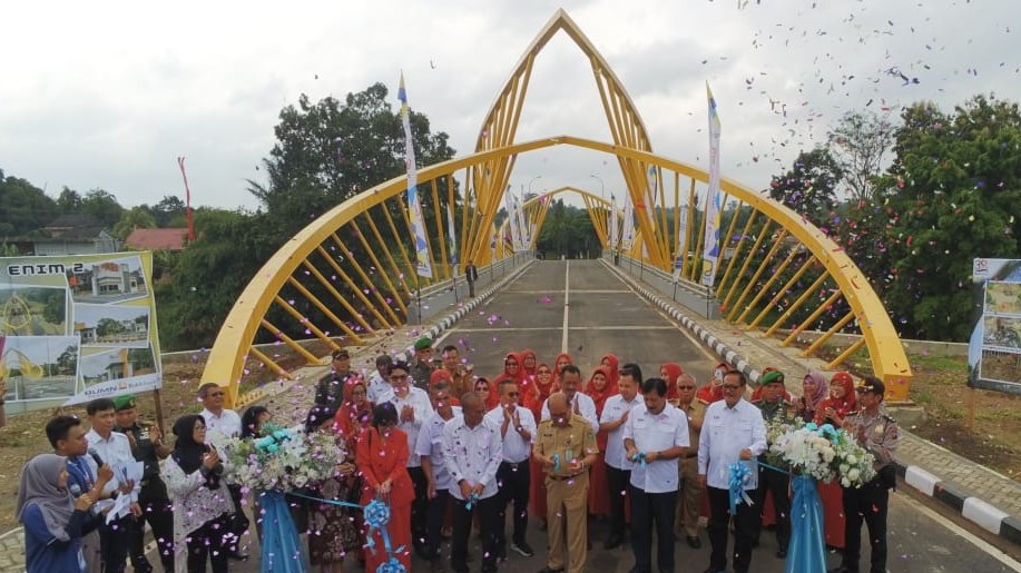 Dirut PTBA Arviyan Arifin meresmikan jembatan Tanjungenim II di Klawas, Tanjung Enim, Kecamatan Lawang Kidul, Kabupaten Muara Enim, Senin (2-3)