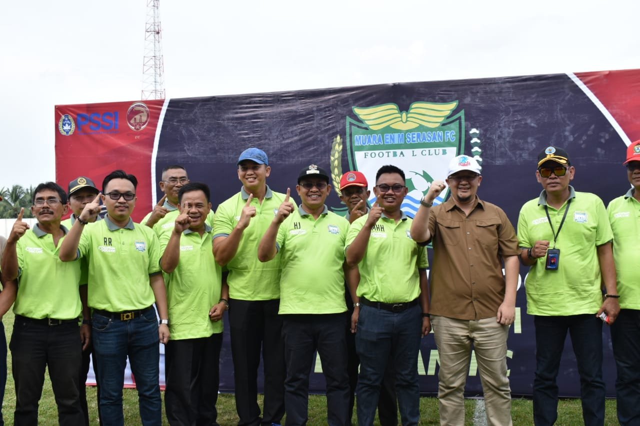 Juarsah bersama petinggi Muara Enim Serasan FC
