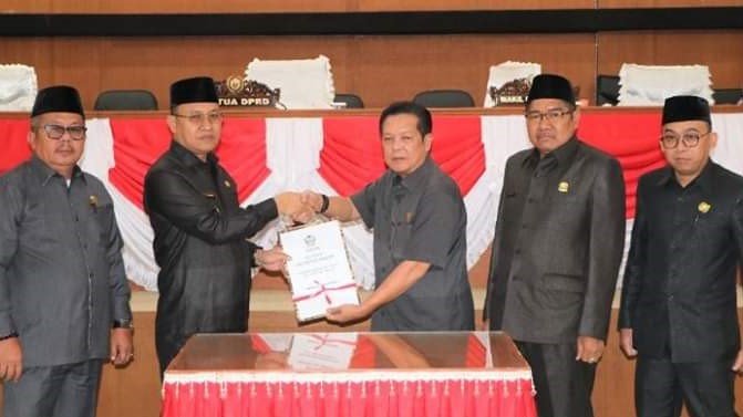 Foto : Ketua DPRD dan Plt bupati Muara Enim H Juarsah SH menerima laporan reses DPRD