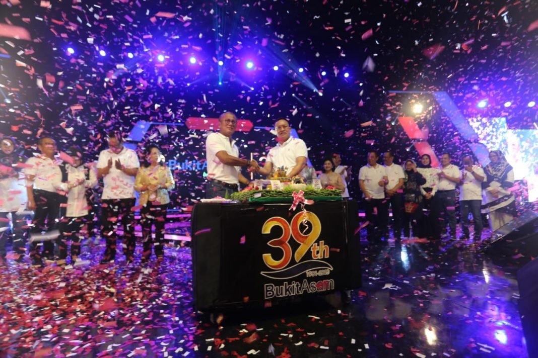 Jajaran direksi PTBA merayakan puncak HUT PTBA di GOR Bukit Asam Tanjung Enim Jajaran direksi PTBA merayakan puncak HUT PTBA di GOR Bukit Asam Tanjung Enim