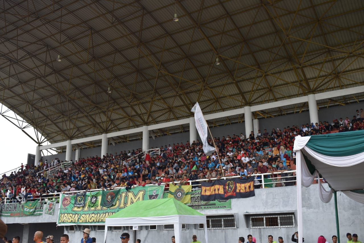 Masyarakat Muara Enim antusias menonton team wong kito di Stadion Bara Sekundang