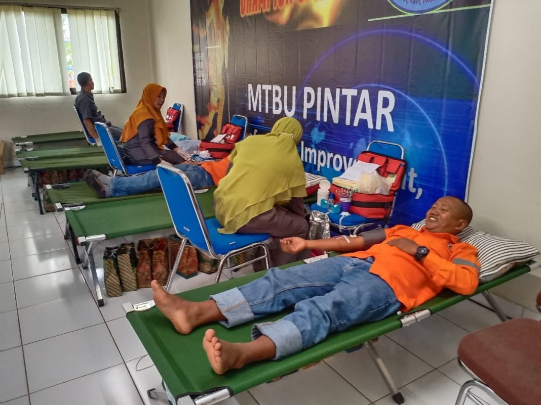 Pegawai PT PAMA Donor Darah di PMI Muara Enim