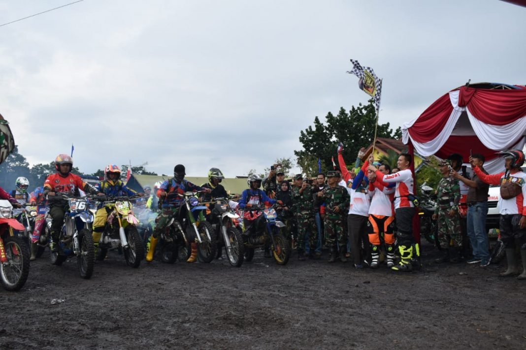 Peserta rider dilepas oleh Komandan Rindam II Sriwijaya Peserta rider dilepas oleh Komandan Rindam II Sriwijaya