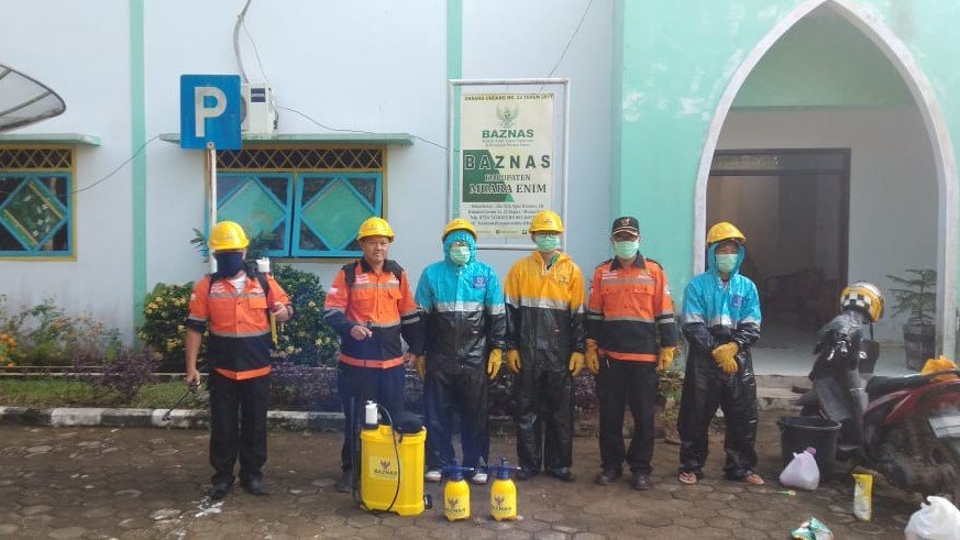 Petugas Baznas Muara Enim melakukan penyemprotan disinfektan