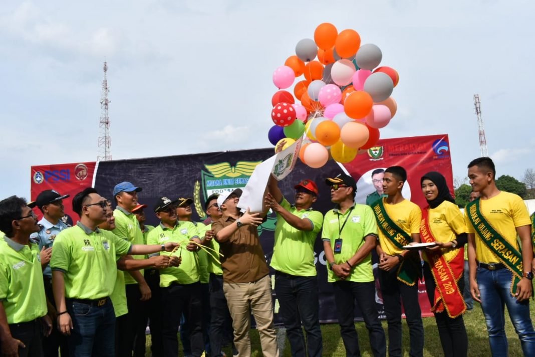 Plt Bupatei Muara Enim Melepas Balon Keudara sebagai simbol pembukaan laga persahabatan