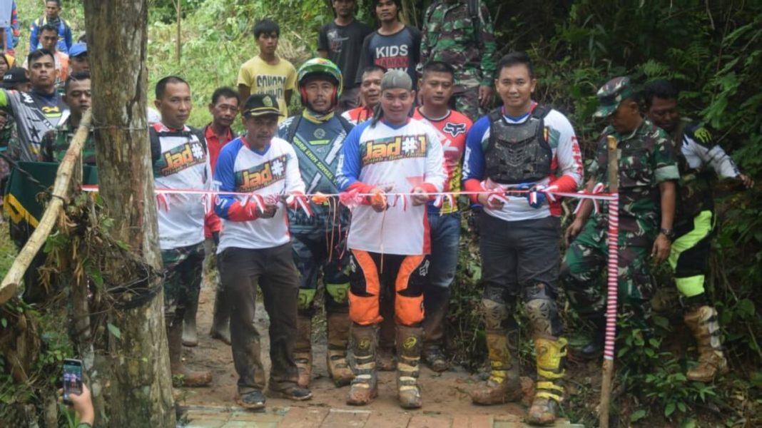 Prajurit TNI Gotong Royong Bangun Jembatan Untuk Masyarakat
