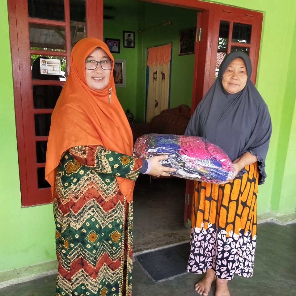 Foto Hj Titit Susanti SPd MM saat memberikan bantuan masker kepada masyarakat Foto Hj Titit Susanti SPd MM saat memberikan bantuan masker kepada masyarakat