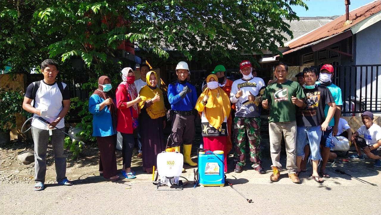 Hj Titit Susanti SPd MM saat memberikan bantuan masker kepada masyarakat 2