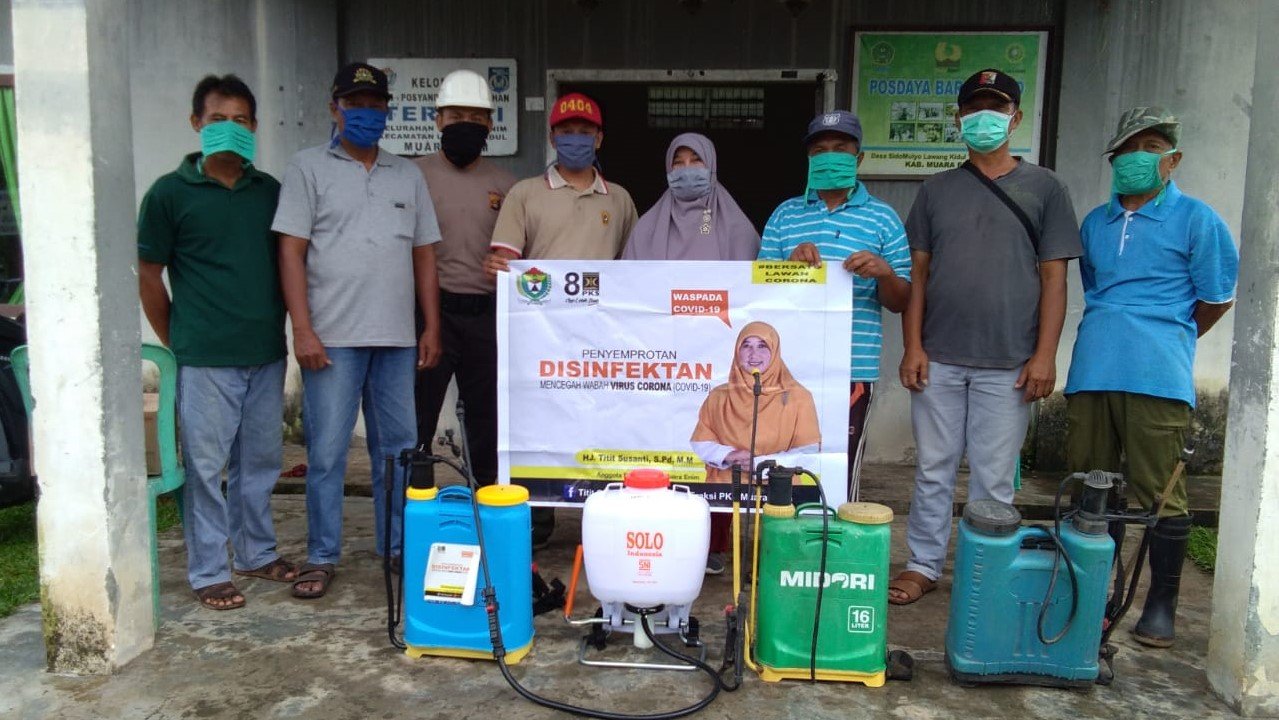 Hj Titit Susanti SPd MM saat memberikan bantuan masker kepada masyarakat 2