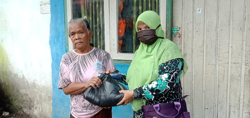Bantuan diberikan kepada warga dari Aisyiyah Tanjung Enim