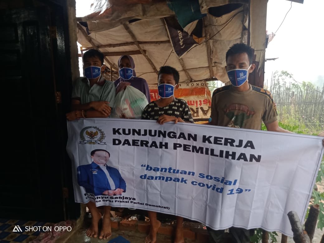 Demokrat Muara Enim serahkan sembako