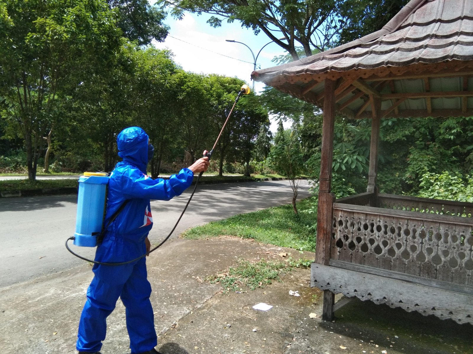 Kader Demokrat melakukan penyemprotan disinfektan