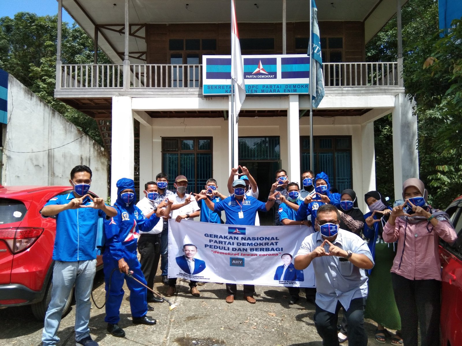Jajaran DPC Partai Demokrat Muara Enim sebelum melaksanakan aksi peduli Covid-19