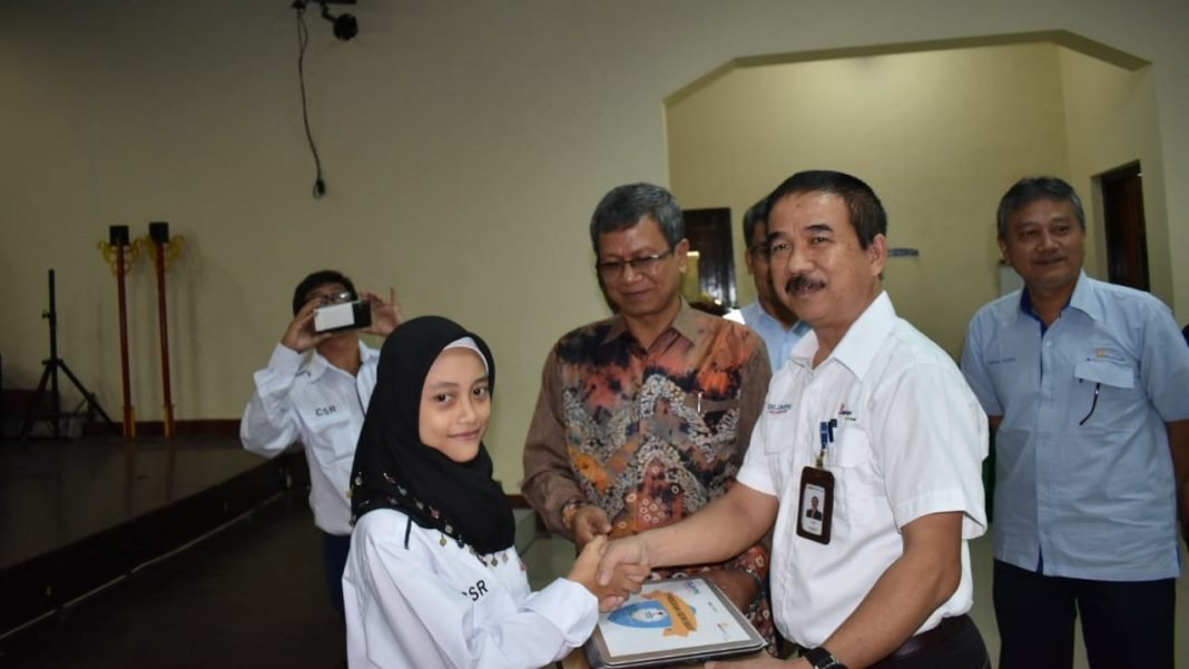 Yusril Alamsyah Berikan bantuan beasiswa Yusril Alamsyah Berikan bantuan beasiswa