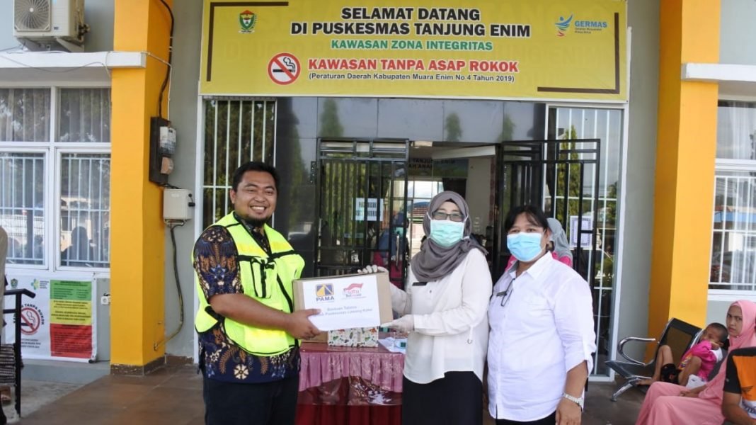 Koordinator CSR PT Pama, Faisal Imron Menyerahkan Bantuan APD Koordinator CSR PT Pama, Faisal Imron Menyerahkan Bantuan APD