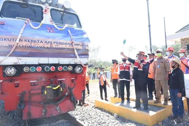 HD saat melepas perdana KA angkutan batubara PT SMS