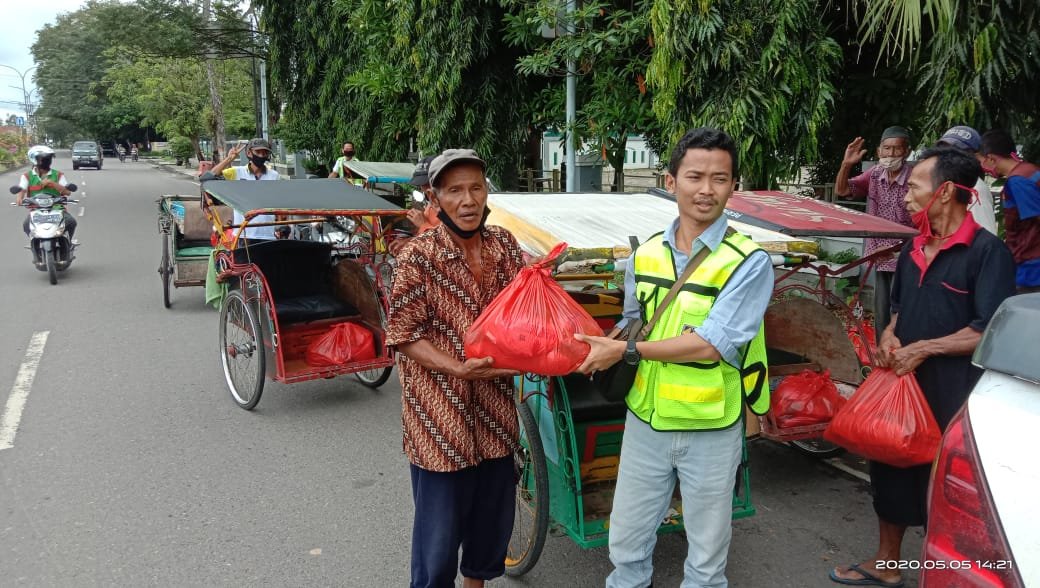 Joko berikan bantuan kepada tukang becak