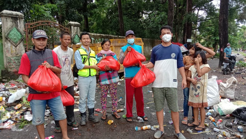 Joko memberikan bantuan kepada para pemulung di Muara Enim
