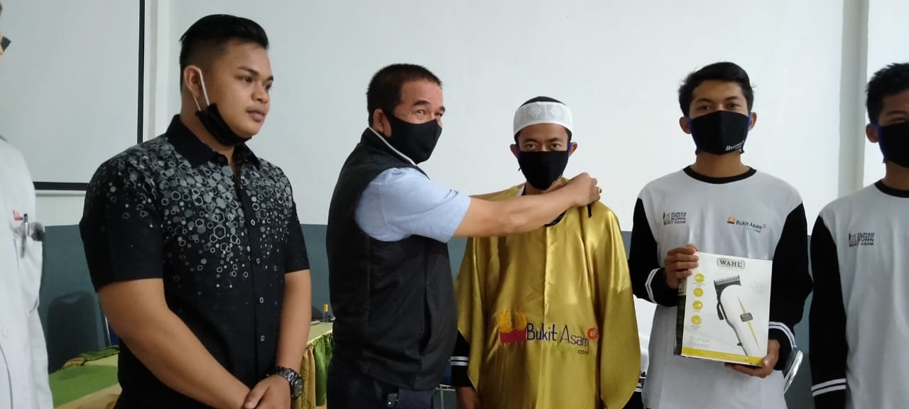 Yusril menyerahkan kain potong rambut