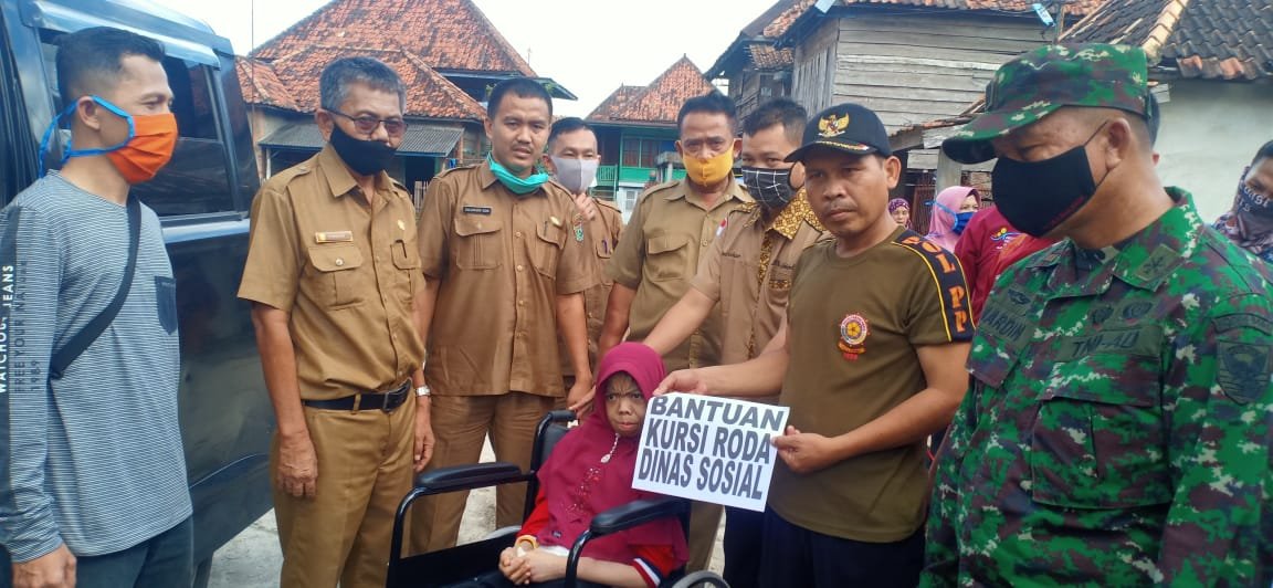 Tim Dinsos tengah membantu Daluna dan Rohima