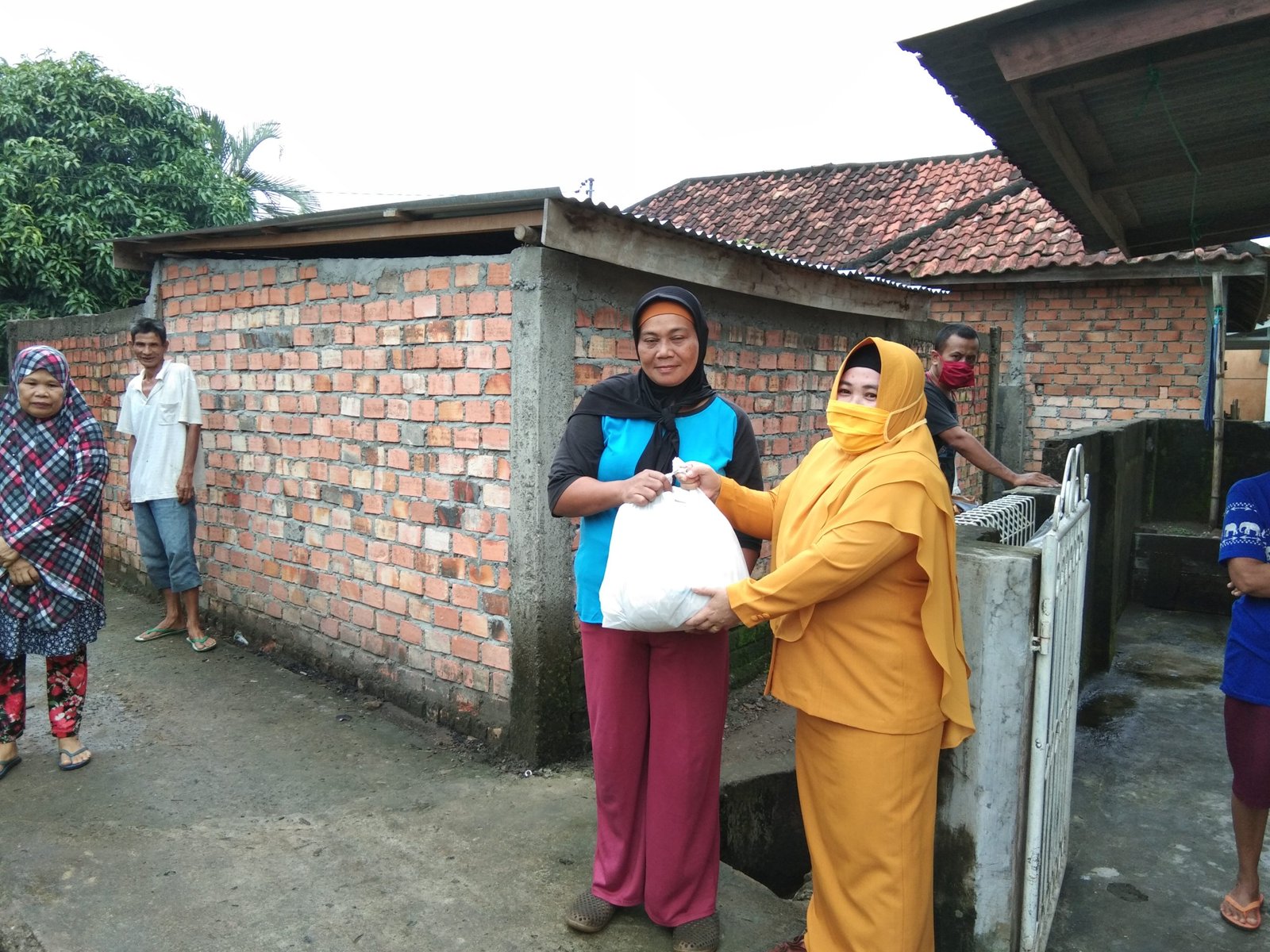Sekretaris GOW Ibu Alami serahkan bantuan
