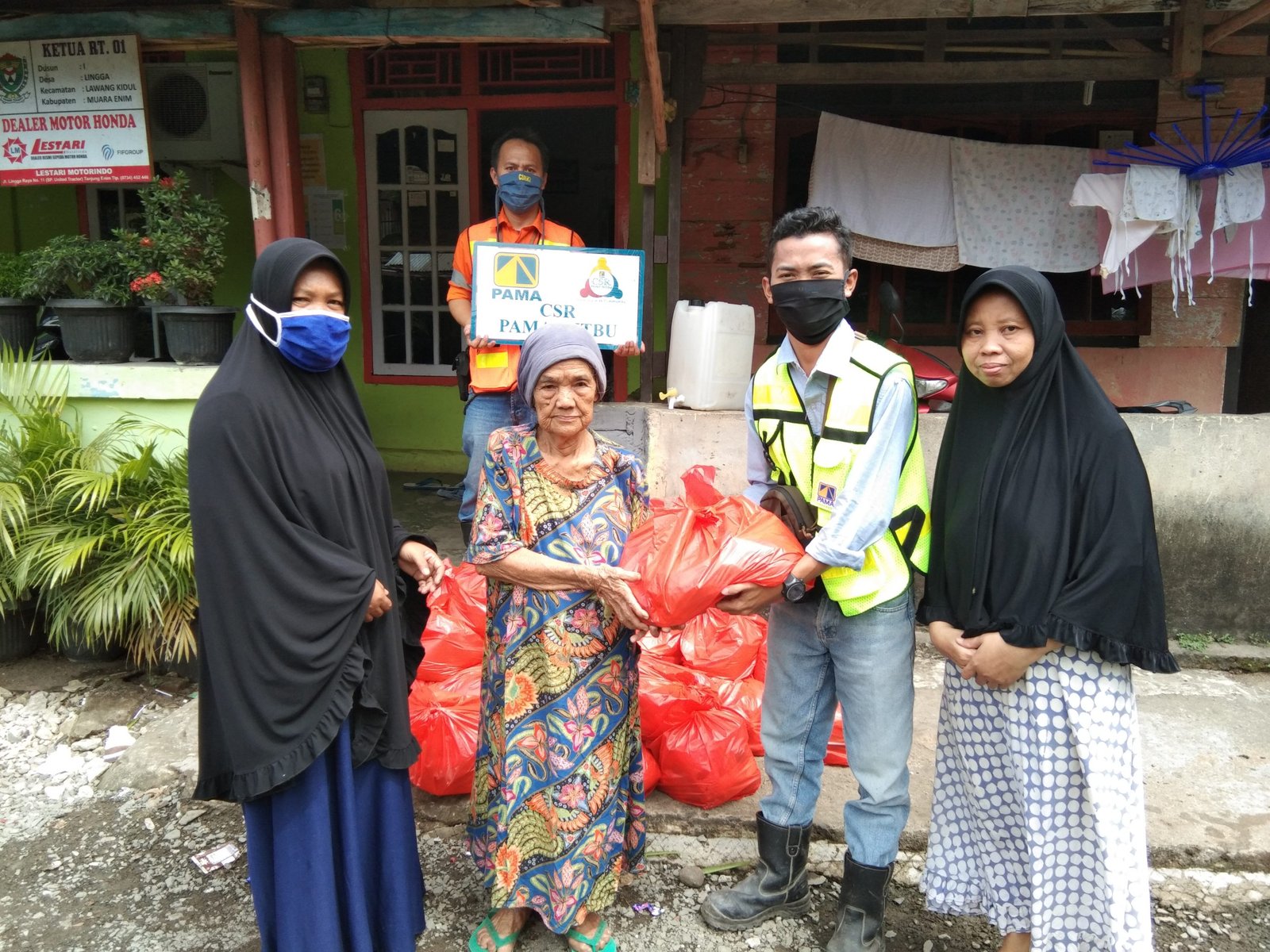 Joko saat menyerahkan bantuan