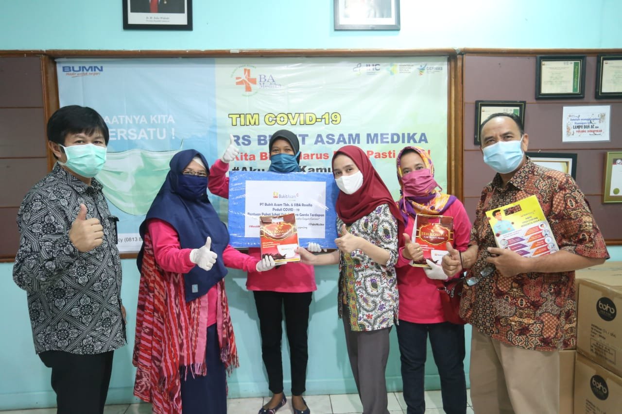 Listati serahkan bantua paket rosella