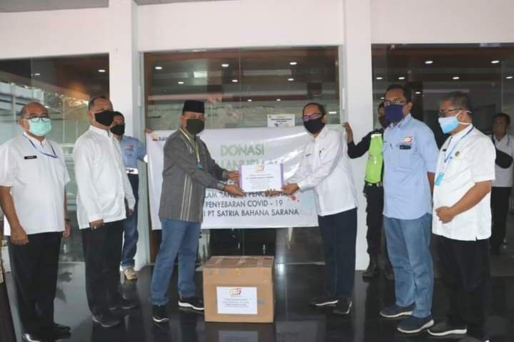 Direktur SBS menyerahkan APD untuk Pemkab Muara Enim