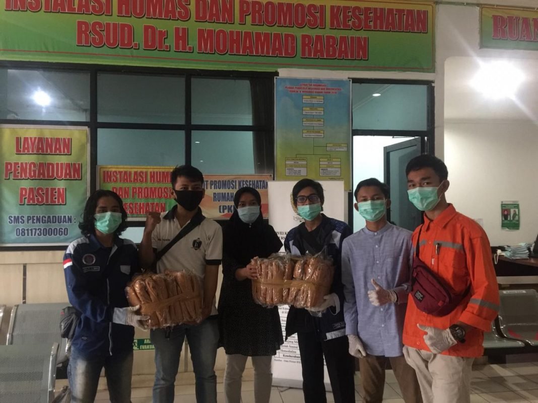pemuda pelopor 1 Beri bantuan APD untuk Tiom medis RSUD HM RABAIN