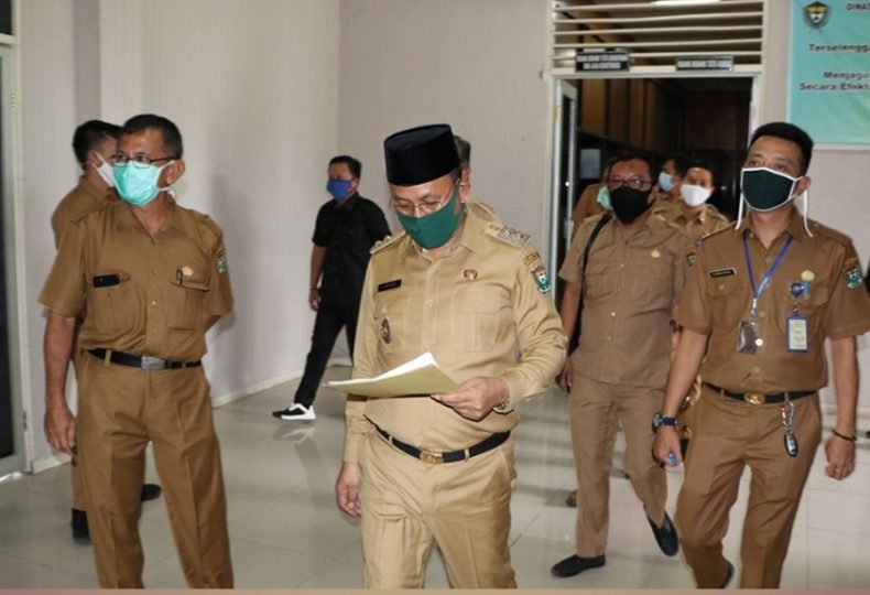 Juarsah saat melakukan sidak pegawai di salah satu dinas