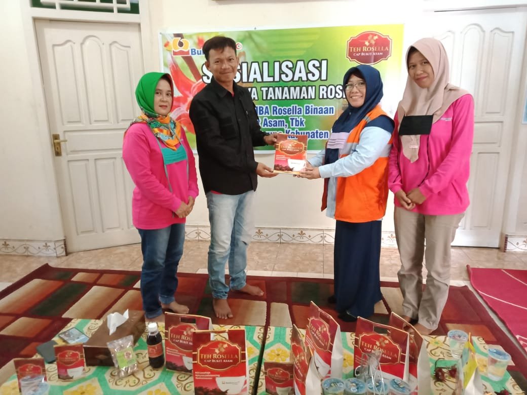 Peserta menerima bingkisan rosela