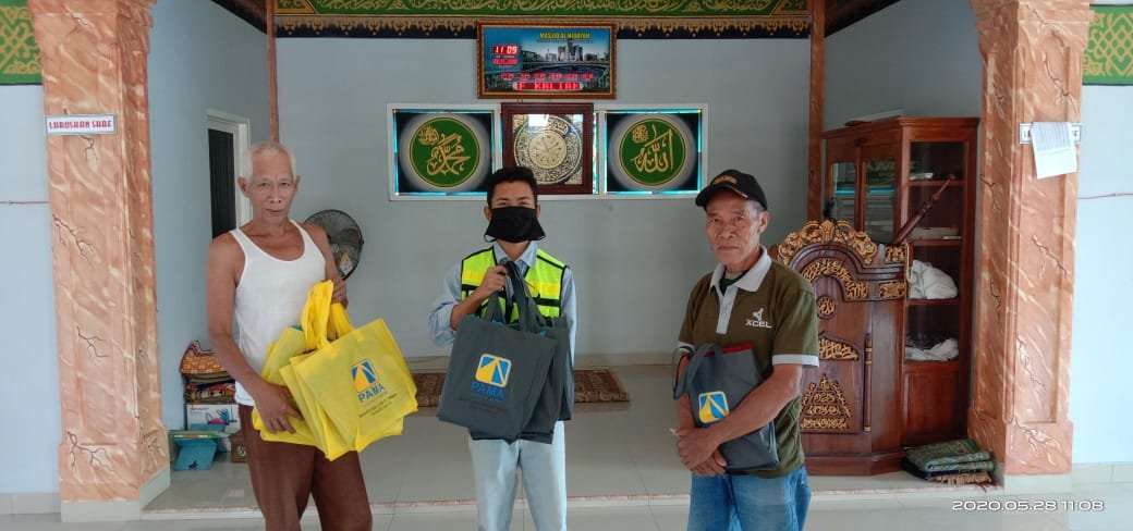 Pama bantu sajadah kepada masjid