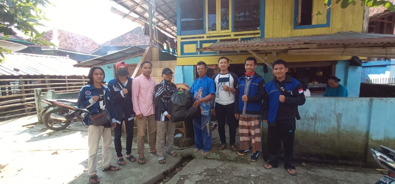 Aliansi Pemuda Muara Enim serahkan bantuan