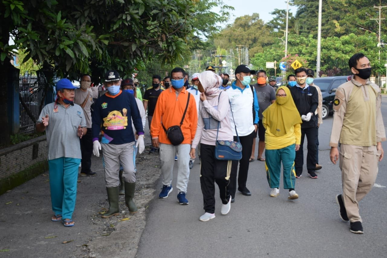 Juarsah dan rombongan menuju lokasi gotong royong