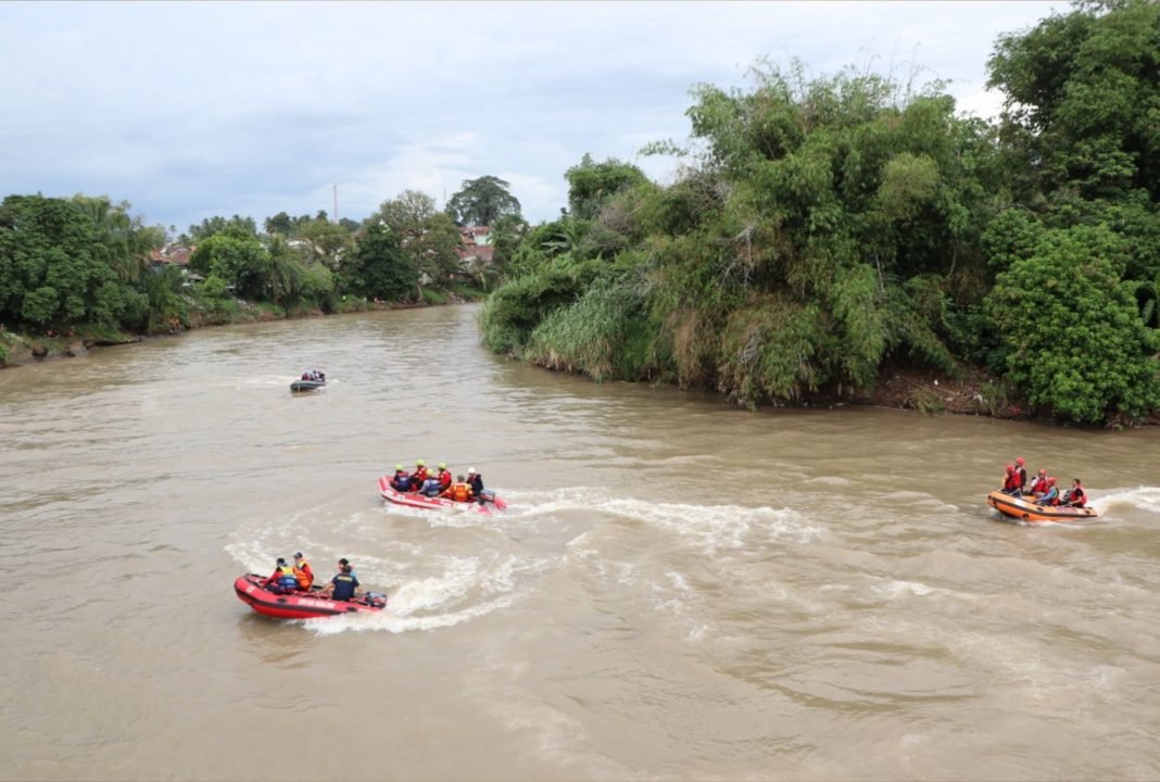 Pencarian korban di sungai enim