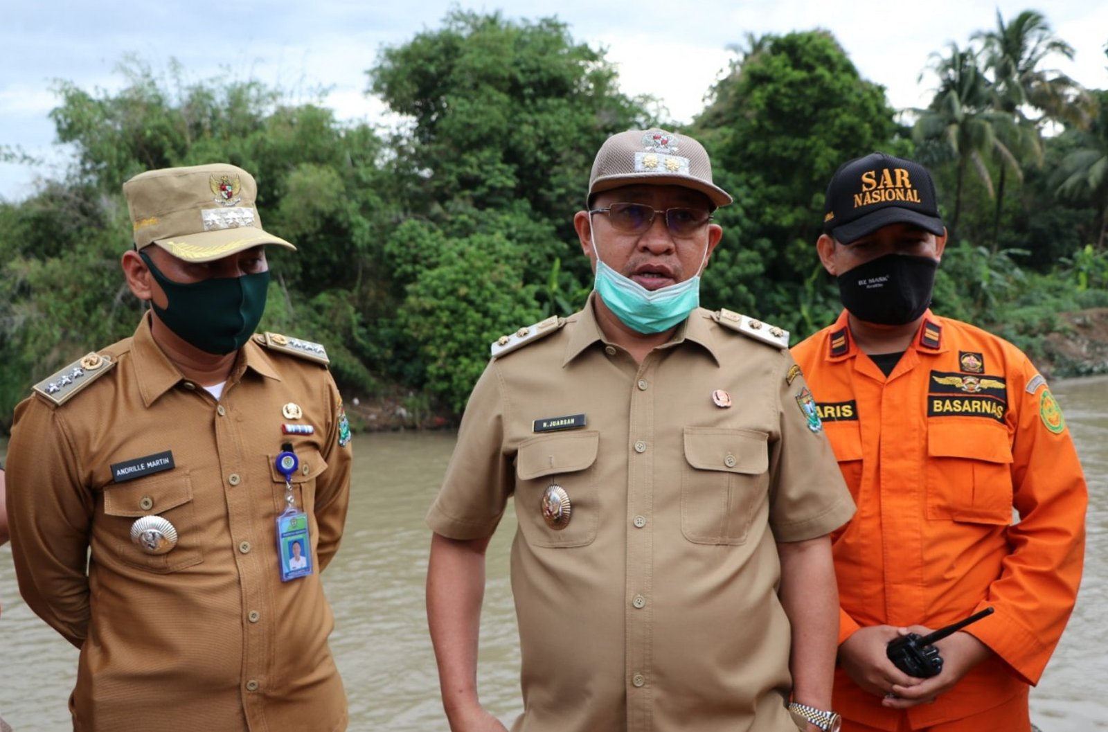H Juarsah SH saat meninjau lokasi korban hanyut di sungai enim