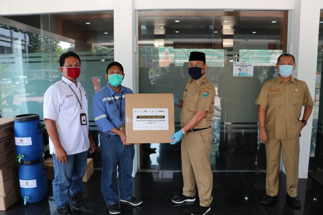 H Juarsah saat menerima bantuan dari PT UT Tanjung Enim