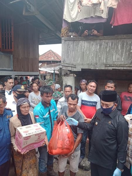 Juarsah bantu korban kebakaran di Muara Lawai