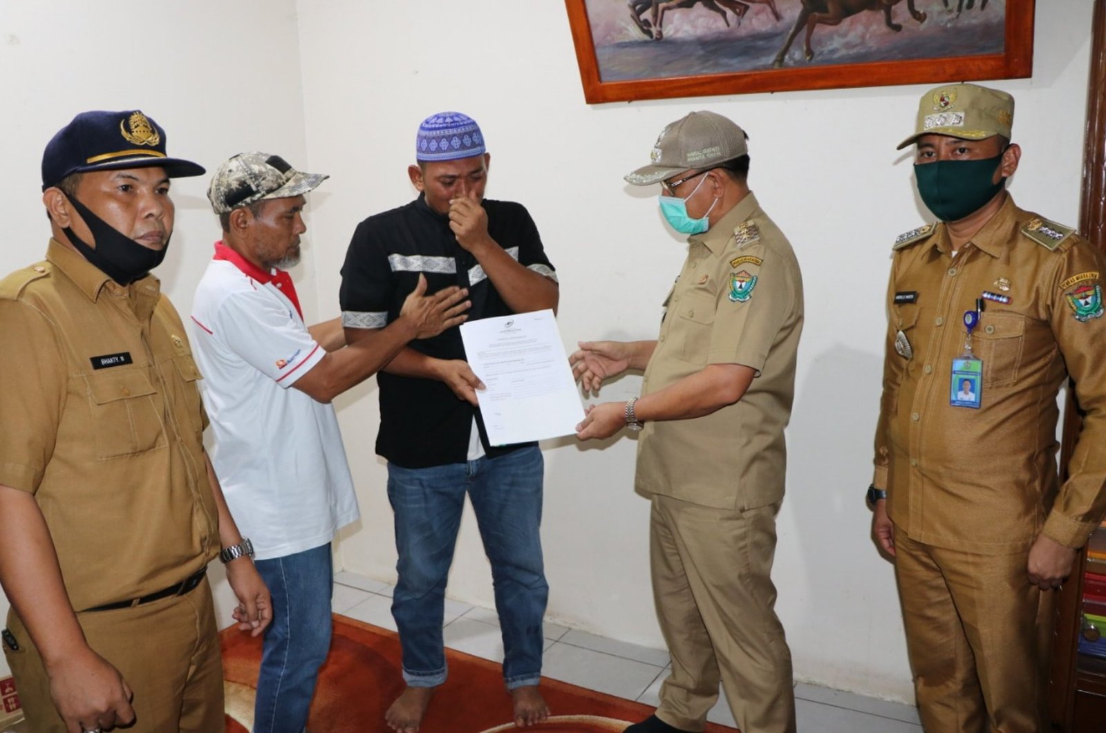 H Juarsah saat mengunjungi keluarga korban