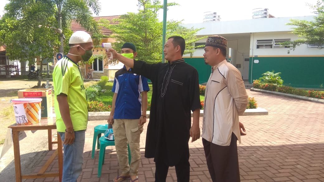 masjid Agung Cek suhu jamaah masjid agung Muara Enim