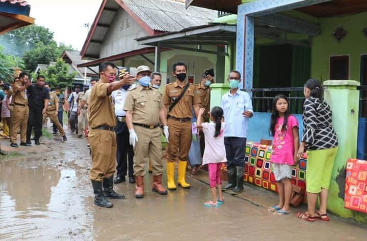 Plt bupati Muara Enim H Juarsah SH saat meminjau lokasi banjir di RT 14