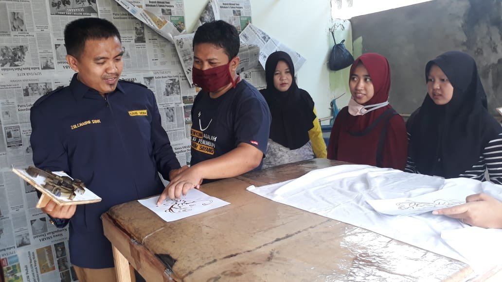 Ketua Karang Taruna Muara Enim melihat pelatihan batik 