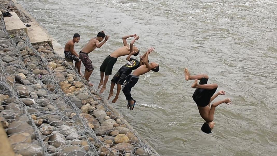 Masyarakat menikmati fasilitas baru yang dibangun PTBA