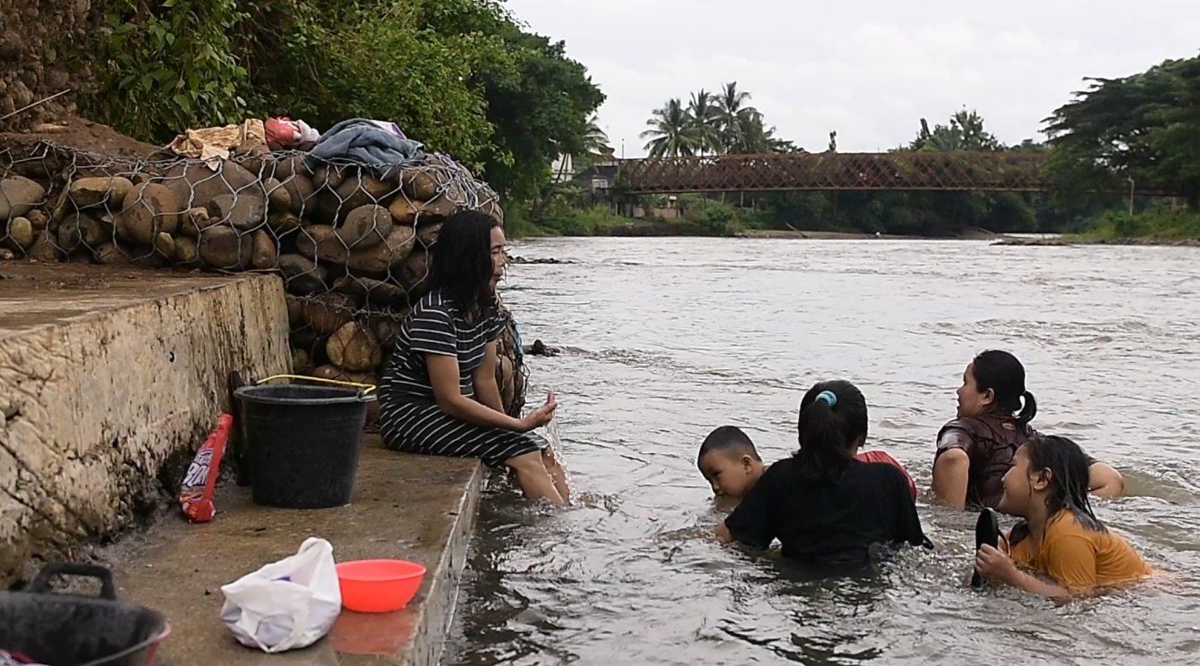 Warga sekitar Bebas Mandi dan Mencuci di Pinggir sungai