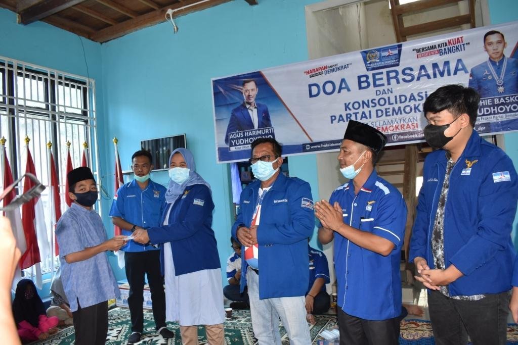 DPRD Fraksi Demikrat Dwi Windarti SH memberikan santunan secara simbolis DPRD Fraksi Demikrat Dwi Windarti SH memberikan santunan secara simbolis