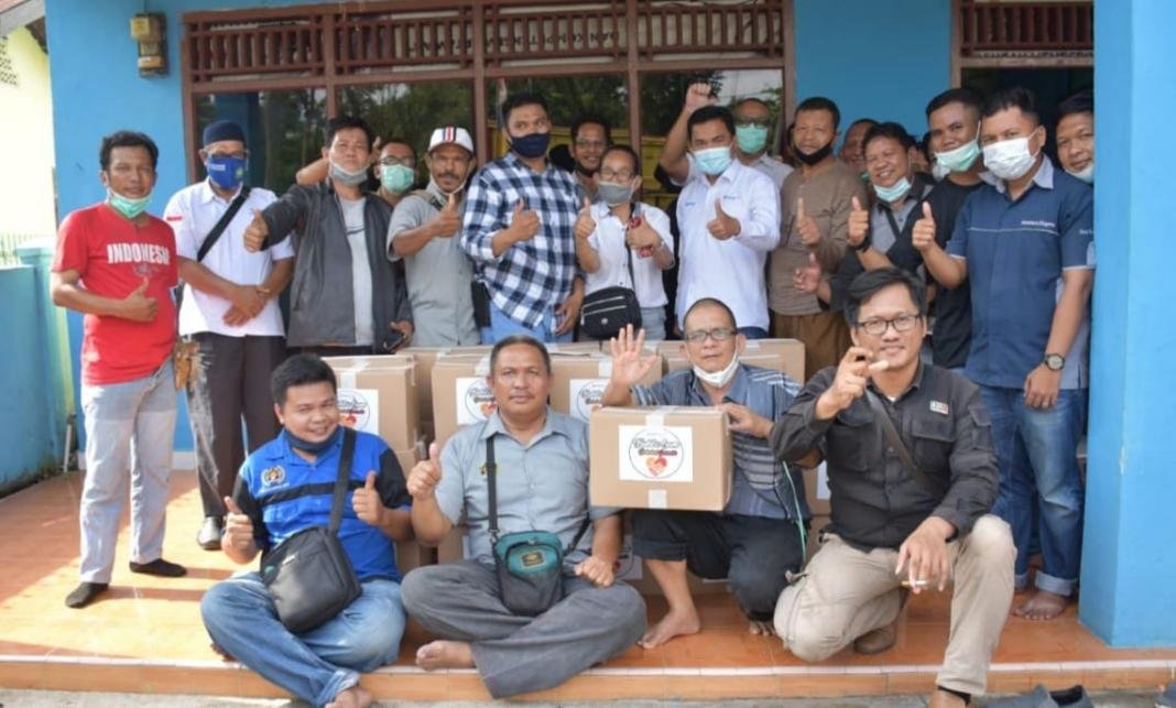 Humas PTBA serahkan bantuan sembako kepada rumah jurnalis PWI Muara Enim