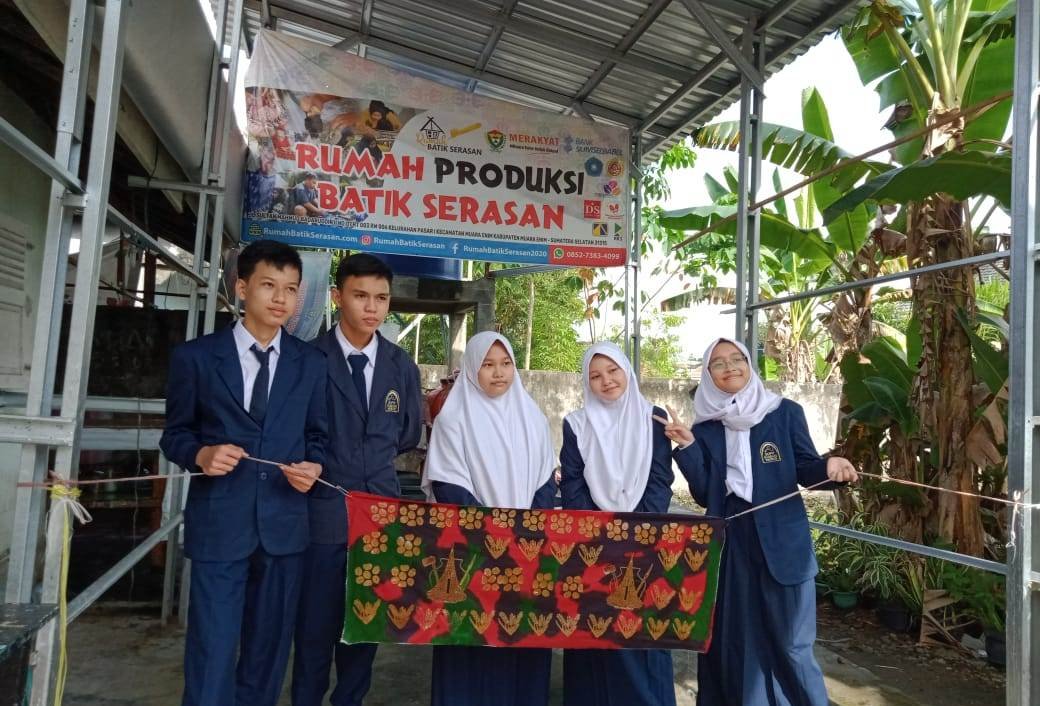 Siswa SMA IT Rabbani kungjungi Rumah Batik Serasan