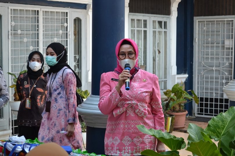 Ibu Kadisperin Ernila Rizar Membuka acara Pelatihan Diversifikasi Sandang
